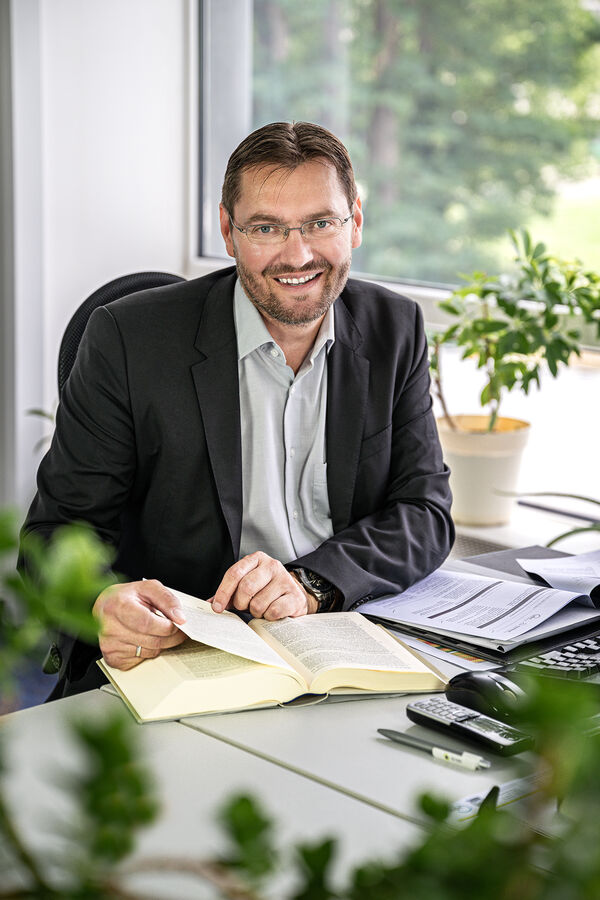 Arno Pichler, Geschäftsführer der SGV GmbH, am Schreibtisch